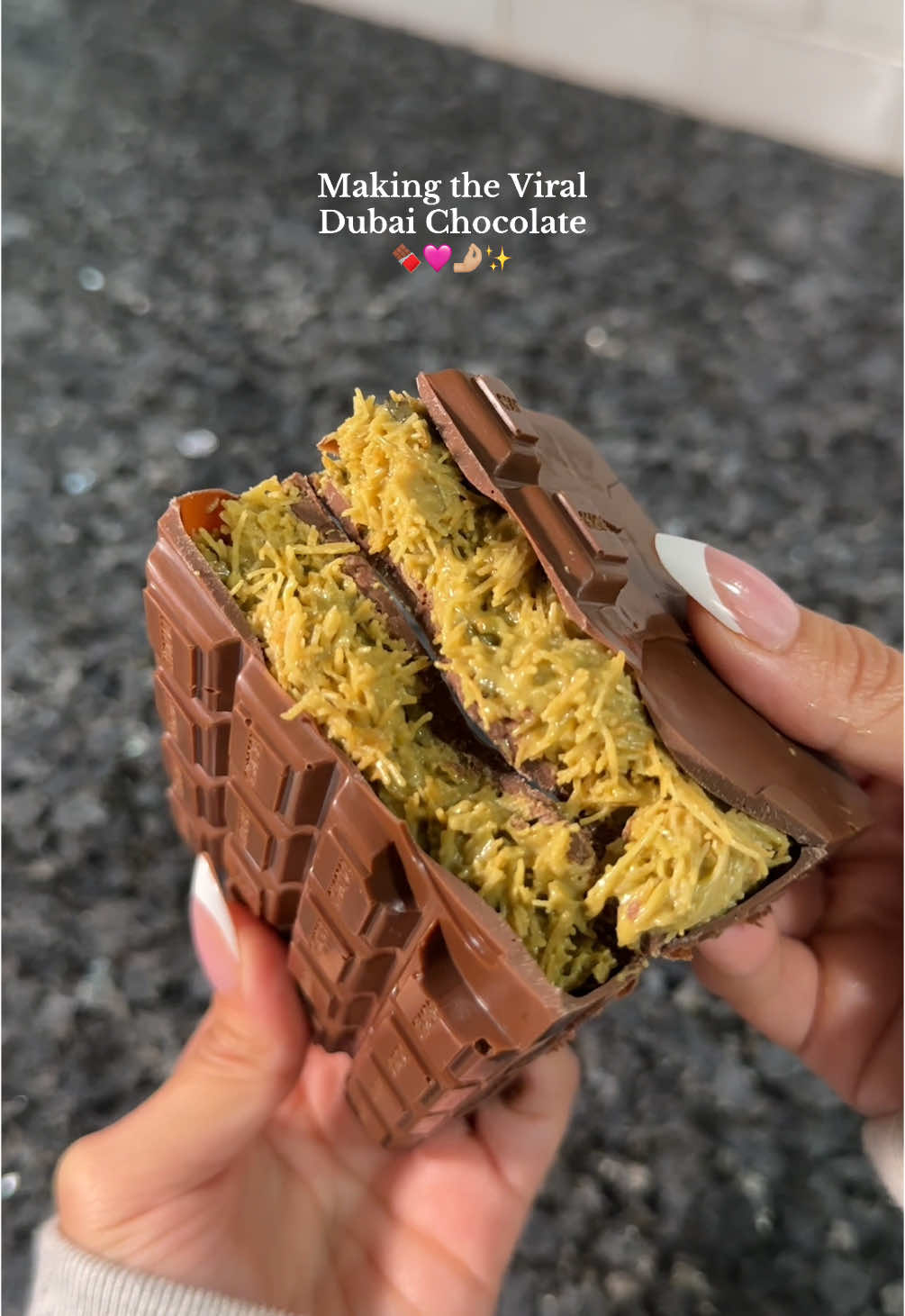 Finally tried the viral Dubai Chocolate 🍫🤤🤌🏼💕 10/10 & super easy with this Kit! #dubaichocolate #chocbox #viraldubaichocolate #knafehchocolate #pistachio #knafeh #asmrsounds #sweets 