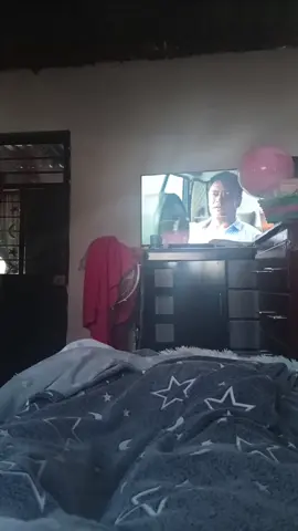 asi soy feliz descansando en mi camita viendo  pelicula de terror😳🥹🥺👀🎬📺📽👻💀