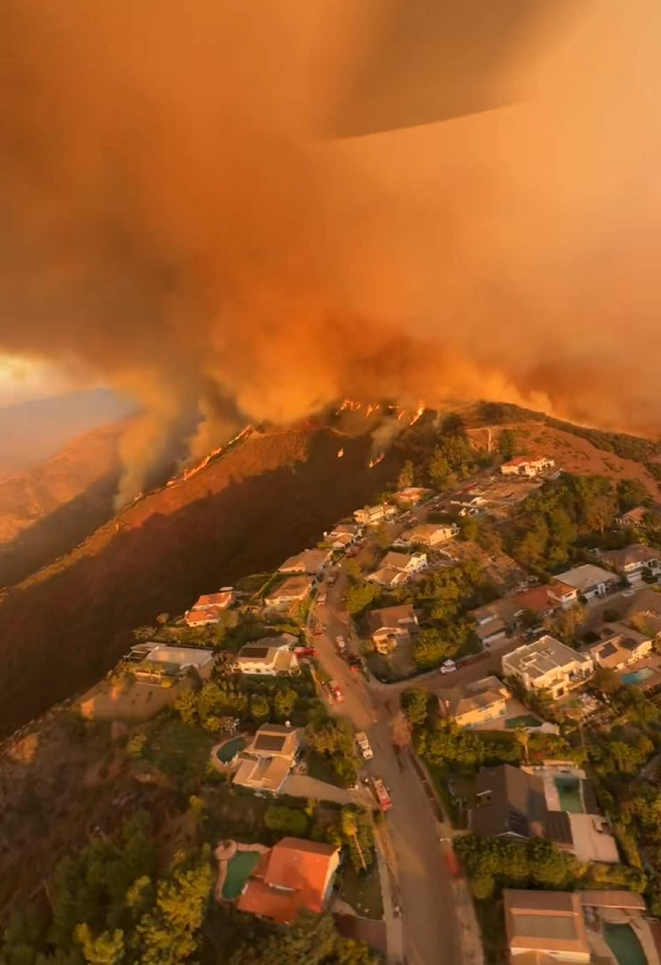 Fire view from helicopter  #news #breakingnews #losangeles #fires #creatorsearchinsights #losangeleswildfires #wildfires #losangelesfire #palisadefiress #palisadefire #californiafire 