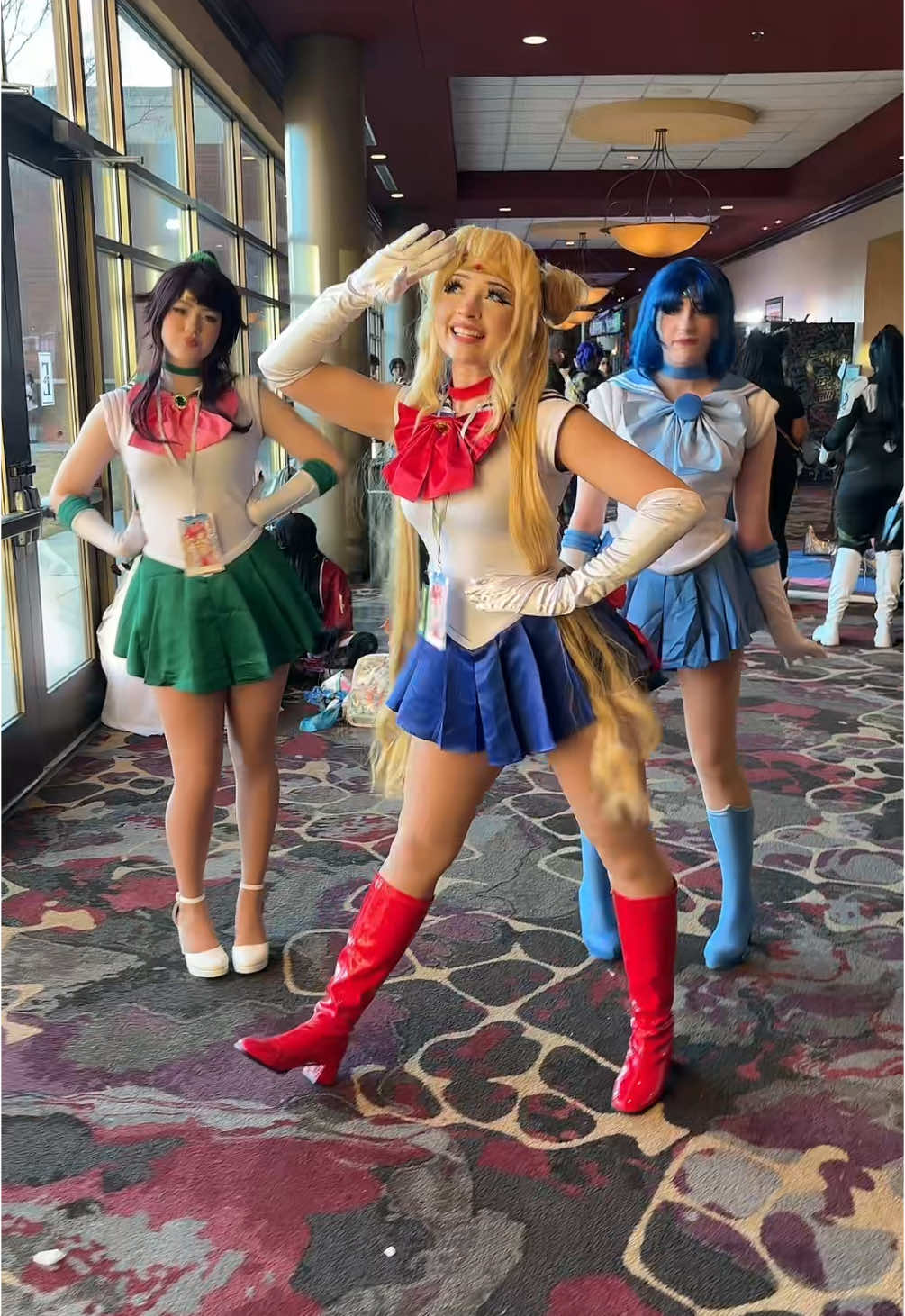 had to bring back this dance🤭 @cat @marmar #sailormooncosplay #sailormoon #sailorjupitercosplay #sailormercurycosplay #ichibancon 