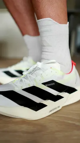 Adidas Adizero Adios Pro 4  ¿A qué os recuerda este sonido ASMR 🔊 de esta zapatilla de correr?  A ver quién me sorprende más 🤣 Os leo en comentarios 😅 #runningshoes #Running #RunningManOnTikTok #zapatillas #zapatillasrunning #correr #corredor #corredores #maraton #adidas #adidasrunning #adidasrunners 