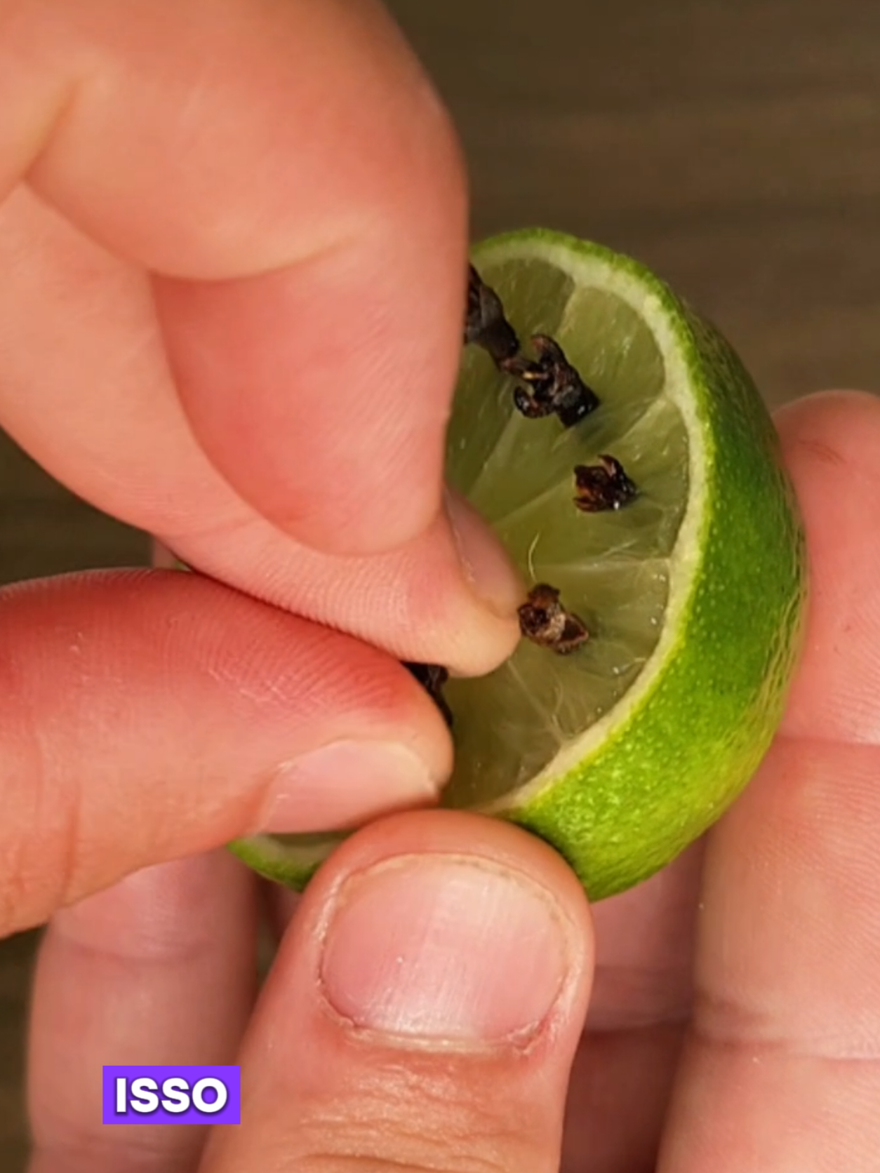 É só colocar cravos da Índia no limão e isso vai te surpreender! #cravos #limão #natural #receita 
