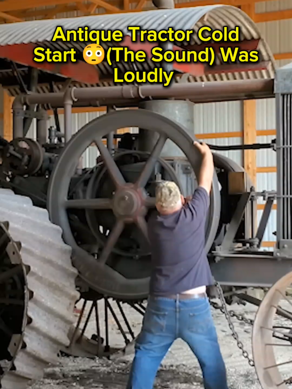 antique tractor cold start the sound was loudly #tractor #cold #sirenhead #sirentest #sound #oldtractor 