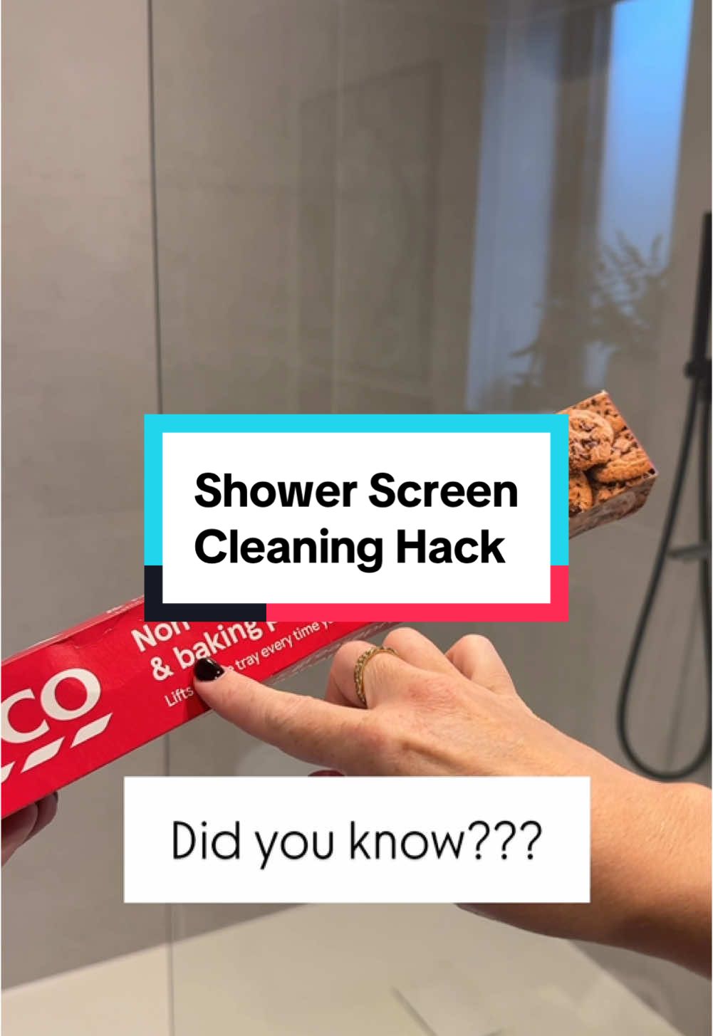 A hack that just keeps on giving shower after shower 👍  . Make sure your baking paper has silicone in it which is what gives your shower the non stick coating.. make sure you wipe with the shiny side :) . #HomeHack #LifeHack #MomHack #MumHack #MindBlown #DidYouKnow #HowTo #CleaningHack #CleanWithMe #KerryWhelpdale 