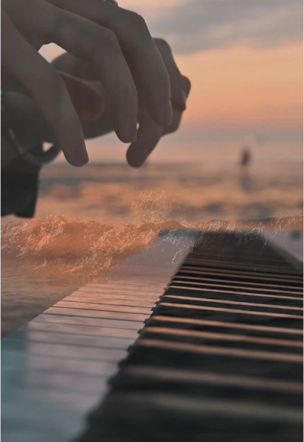 Memories of Summer 2024 at the beach  — ‘Cornfield Chase’ Interstellar piano cover ‘Our Universe is not the only one..’ ~• #piano #pianist #pianocover #cornfieldchase #interstellar #pianomusic #calm #sunset #jamesmalikey 