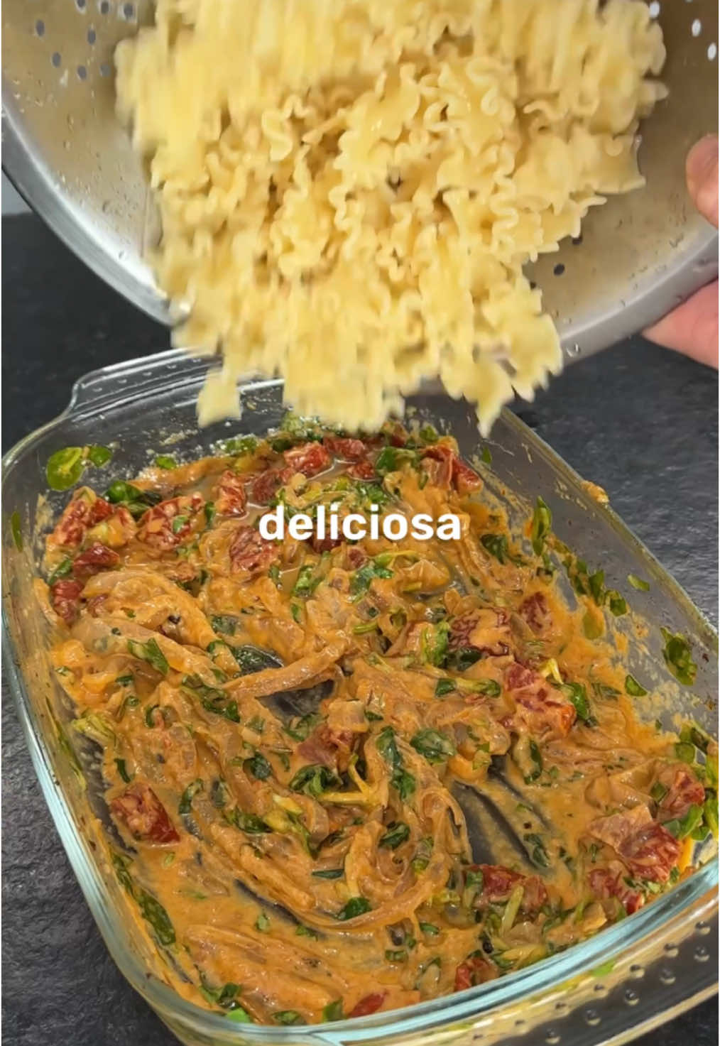 La receta de PASTA que necesitas 😳  ▪️2 cebollas medianas  ▪️1 cda pimentón  ▪️1 cabeza de ajos  ▪️Aceite de oliva VE  ▪️50ml leche de coco ▪️Brotes tiernos  👉🏻200°C unos 50-60 min #Receta #pasta #recetas #recetasfaciles #recetassaludables #saludable #PastaSaludable #recetascaseras