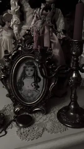ཐི ♱₊ཋྀ #victorian #gothic #darkacademia #vampirecore #antique #vampire #victoriangothic #doll #porcelaindoll #bisquedoll #aesthetic #digitaldiary #fyp 