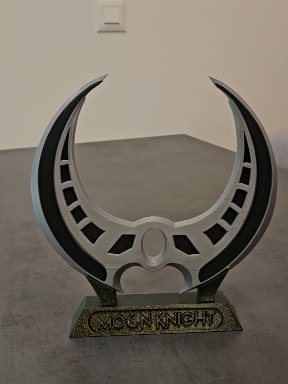 FREE download on my patreon and cults? Yup :) I designed it so you have several pront options as well as color insert so you can use 2 filaments and no need to paint. Oh and a little custom desk stand is there as well :)  #moonknight #dart #marvelrivals #marvel #3dprintedprops #3dprinting #3dprint #stl #mysterymakers #file #printer