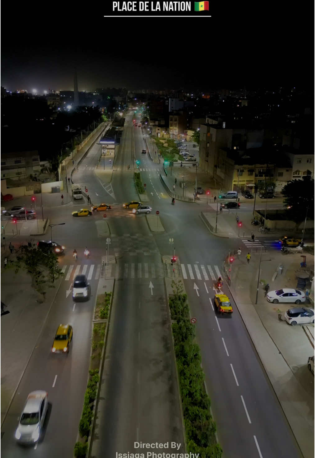 Dakar la nuit est un véritable spectacle de contrastes et d’énergie.  Place de la nation 📍🇸🇳 Abonnez-vous ☑️🙏🏿 #senegalaise_tik_tok🇸🇳pourtoichallenge #issiaga_photography #fypシ゚viral #travelworld #tiktok_senegal🇸🇳 #traveltiktok #senegalaise_tik_tok #senegal 