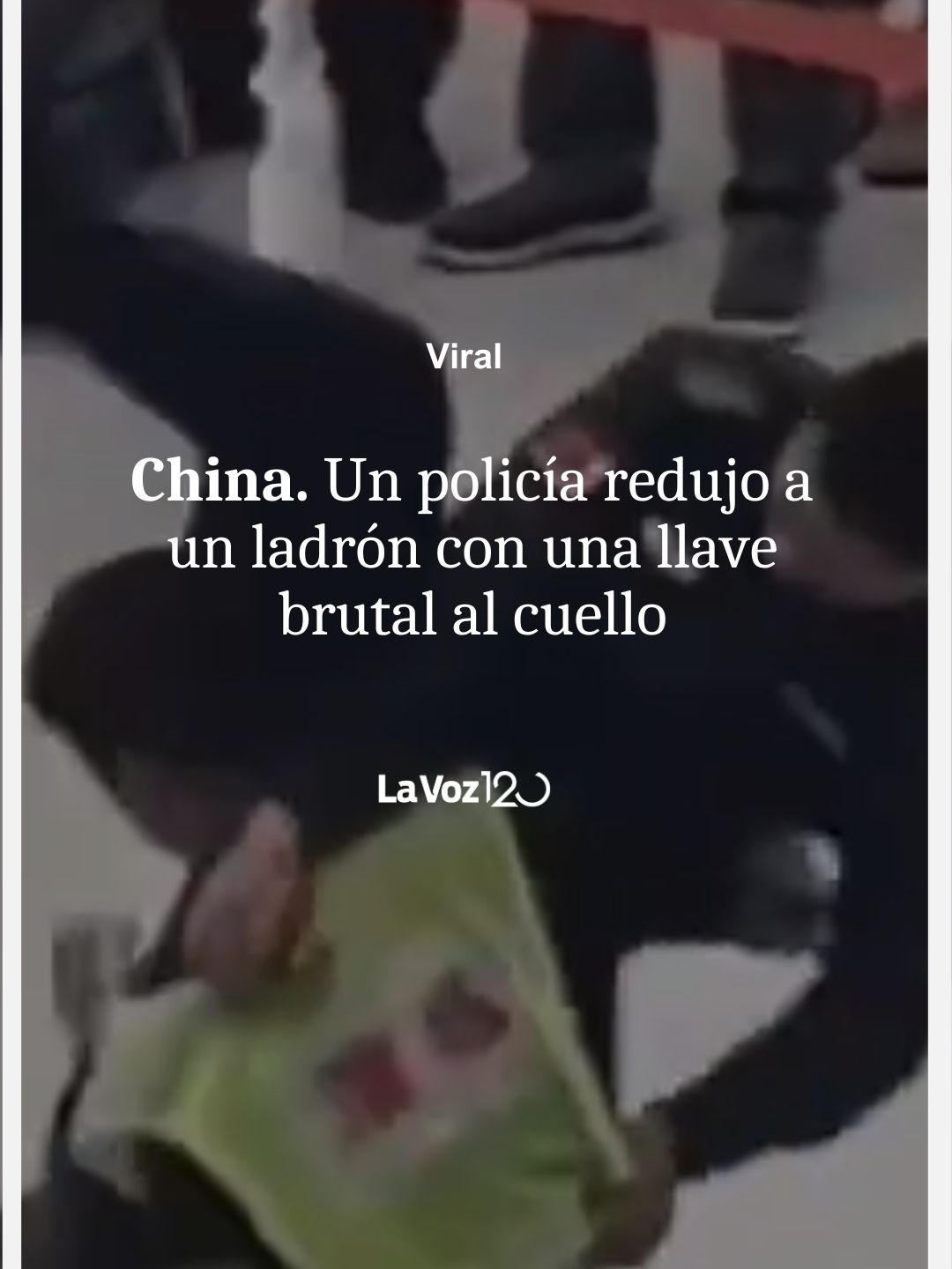 KARATE KID EN PLENO AEROPUERTO 🥷🏻 🚓En las últimas horas se viralizaron las imágenes de una cámara de seguridad en dónde se puede ver como un policía reduce a un ladrón con una llave al cuello digna de Bruce Lee. #viral #videoviral #karate #videos