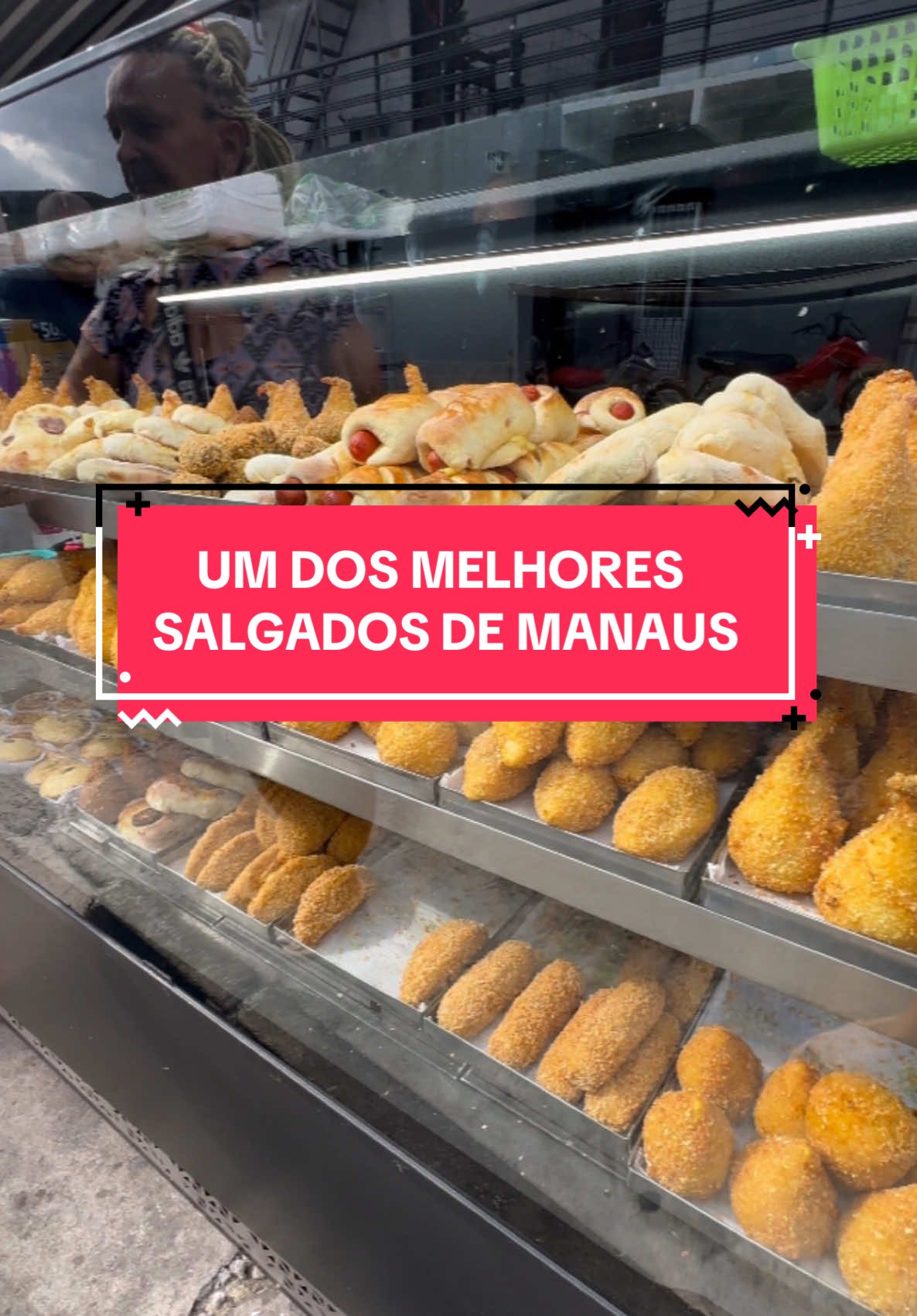 UM DOS MELHORES SALGADOS DE MANAUS 😱🥇 MANDA PRA QUEM VAI AMAR ↗️ Pessoal, há uns anos virei cliente deles e que salgados incríveis. Dica: chegue cedo porque lota, mas vale muito a pena ❤️ ⚠️ O espaço é pequeno, mas pode pedir do seu carro  🥐 @salgadodomineiromao 📍Rua Pico das Águas, 585 - São Geraldo (antigo Beco do Macedo) #manaus #oquefazermanaus #lanche #salgado #restautante 