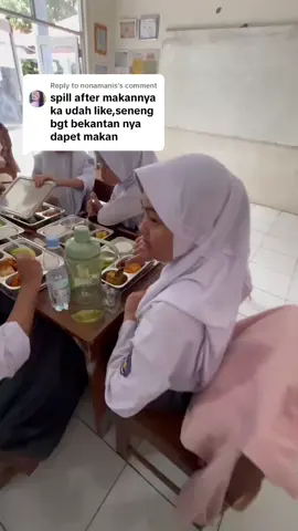 Replying to @nonamanis udah dapet makan pada kalemm alhamdulillah 🙏🏼 #makansianggratis #prabowo #fyp 