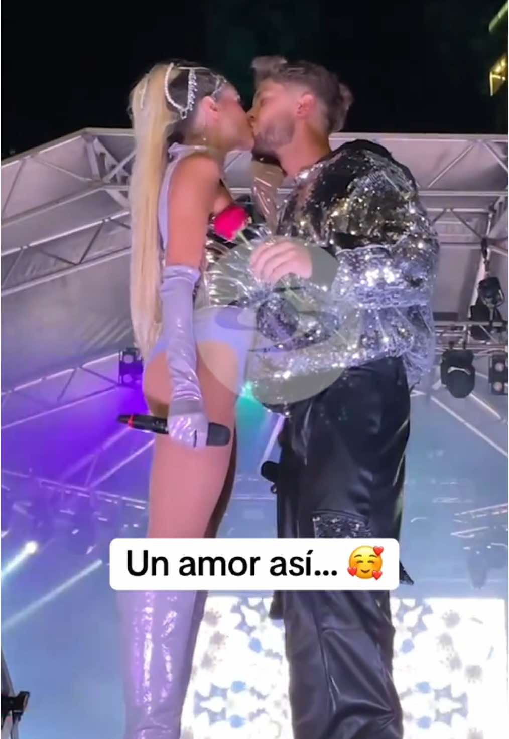 ¿Quién pa 😘? En el concierto de #LaReinaDelFlow también hubo espacio para el amor 🥰  #LaReinaDelFlow3 