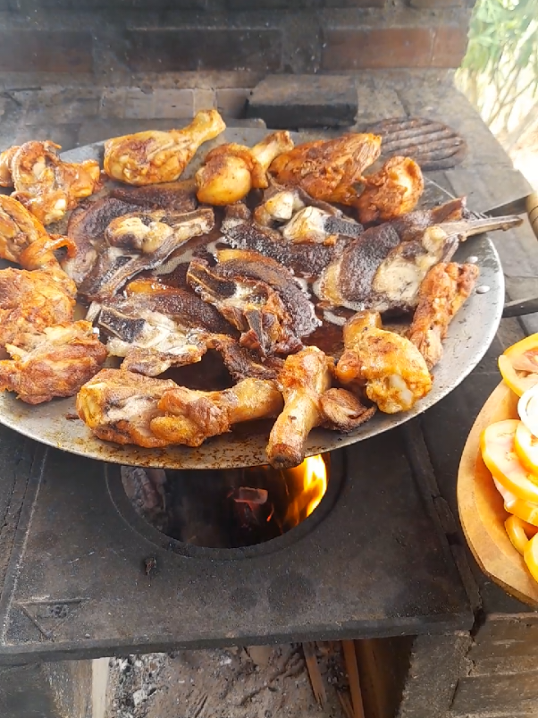 almocinho caipira!🏡🌾🌿🍝🥗🍗Vem comer com nós #fogaodelenha #comidacaipira😋 #simplicidade #vidanaroça #natureza #sitio #humildade 