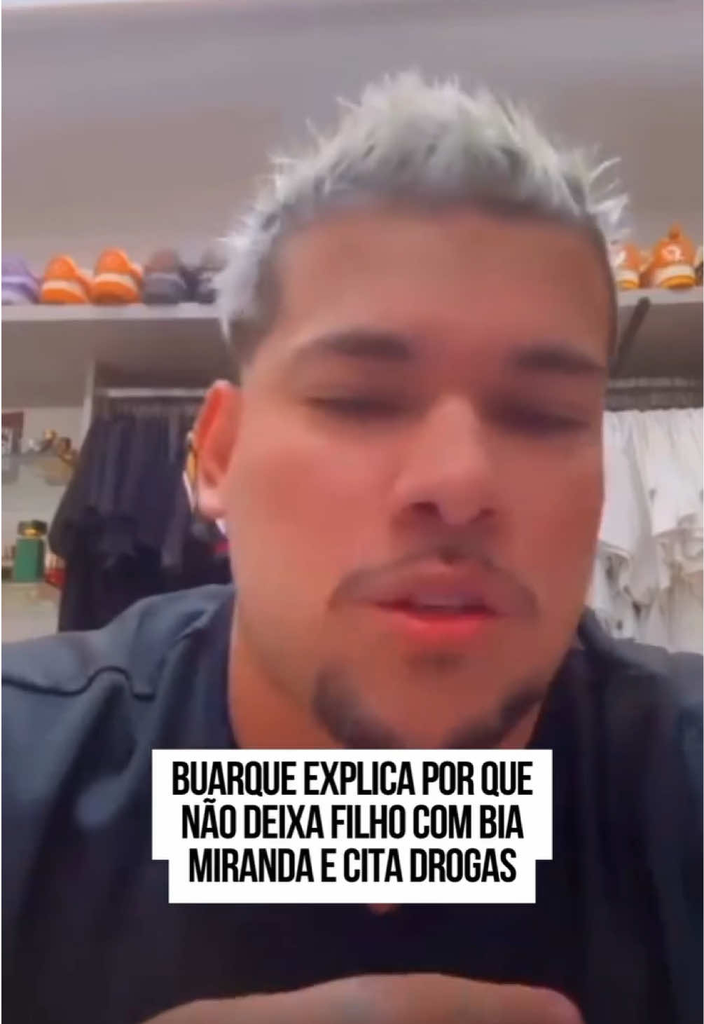 #Buarque e #BiaMiranda entraram em uma treta pública por conta da guarda do filho Kaleb, de 7 meses. Enquanto a #influencer diz que o ex não a deixa ver o filho, o DJ explica que não vê o ambiente em que ela vive como adequado para o bebê. Pelos Stories, ele expôs um áudio que mandou chorando para a neta de Gretchen durante o #Natal. Tudo começou quando Bia Miranda gravou um vídeo para o Instagram em que chora de saudade do filho e acusa Buarque de não deixá-la ver Kaleb. A influencer ainda contou que ele não permite que seu atual namorado, Gato Preto, permaneça no condomínio quando ela buscar o bebê. Após o exposed, Buarque explicou que não permite com que o filho fique em um “ambiente de um bando de louco, com pessoas usando drogas o dia inteiro, 24 horas”. Ele ainda relatou uma situação que aconteceu no Natal, quando eles teriam combinado de Bia ficar com o filho durante o dia e Buarque durante a noite. Entretanto, ela não apareceu. #EntretêNews 