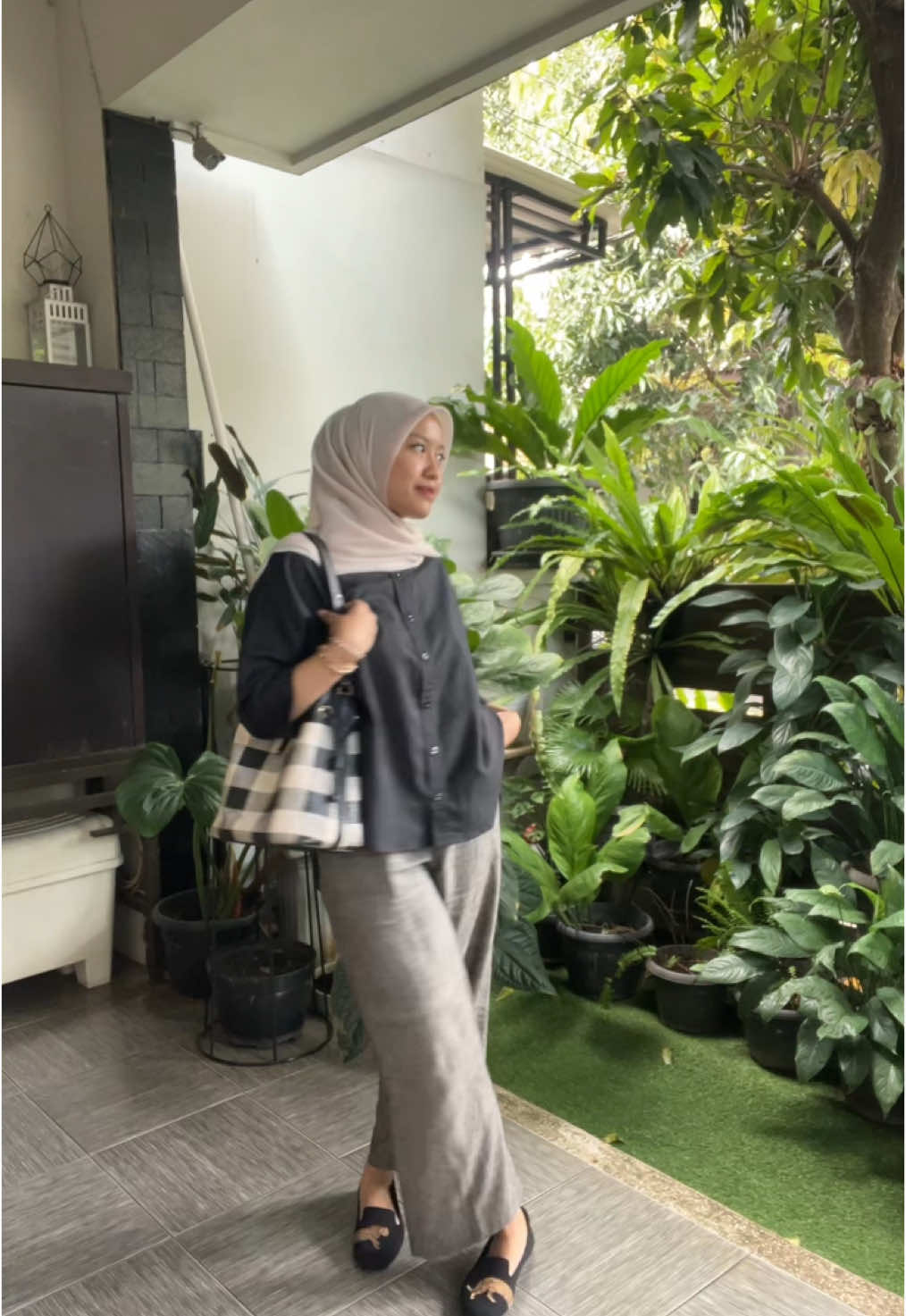 Detaails:  📎 Pants @floral.project  📎 Top (my mum’s)  📎 Hijab Paris: naPocut . . . #hijab #OOTD #outfitcheck #feminimenergy #fypシ 