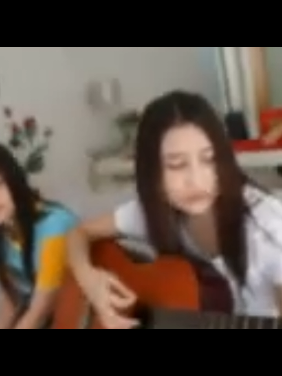 di loksyut sambil main gitar jadi kangen liat illy main gitar sambil cover lagu  Juni 2012 waktu umur 15 mau  ke 16 tahun ini  #prillylatuconsina #prillylatuconsina15 