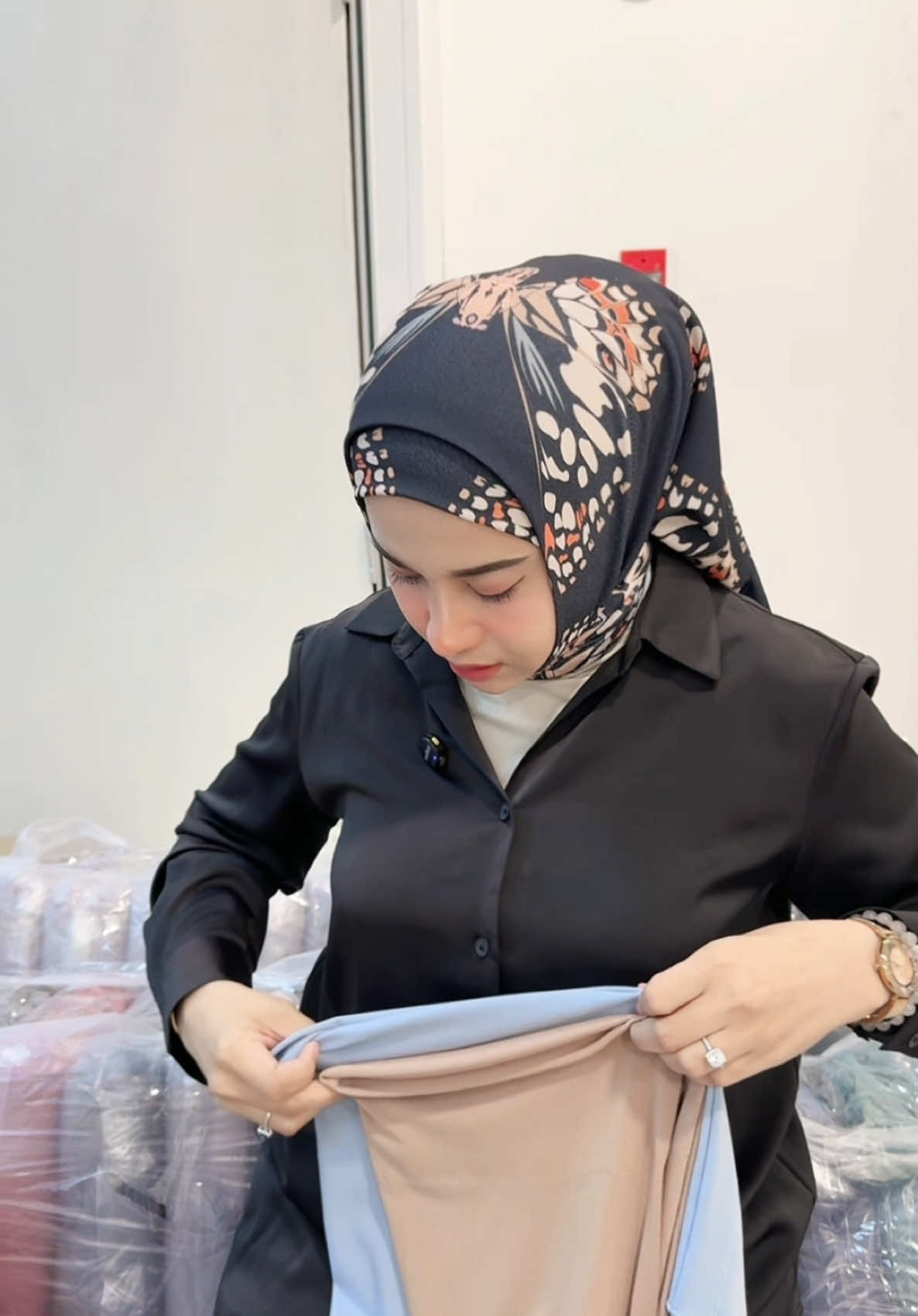 Kak nanad perlukan idea korang. Apa yang kak nad perlu buat untuk semua tudung2 ni?