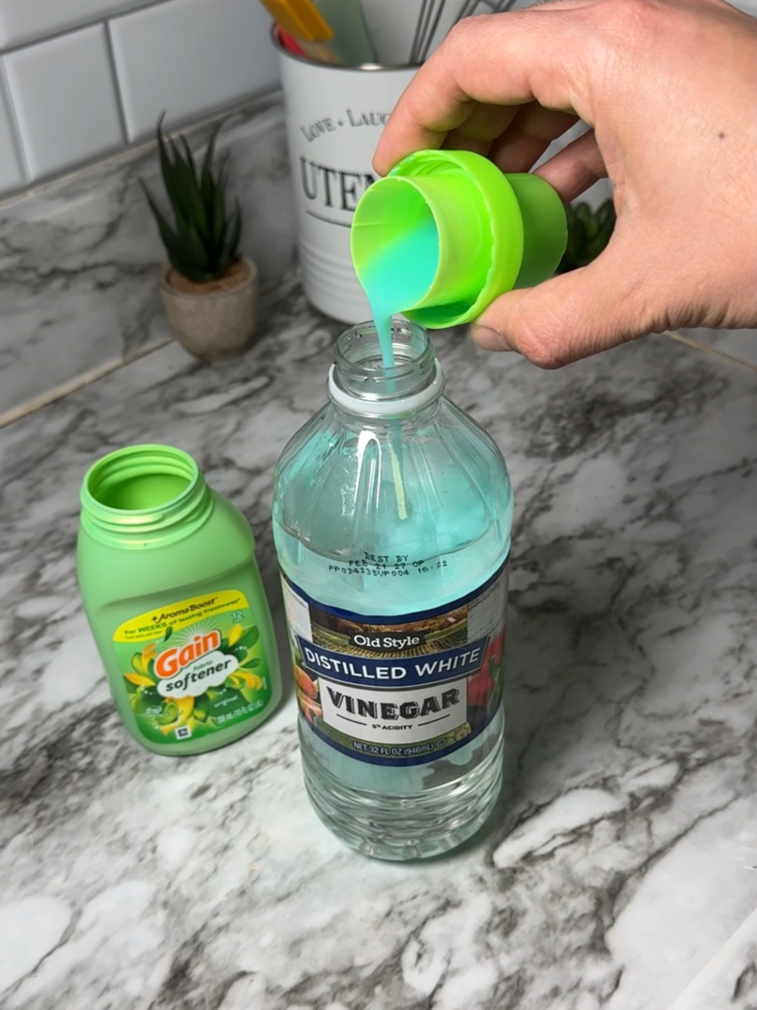 I put fabric softener to vinegar, the results will shock you! 🏠✨#homehacks #LifeHack #cleaninghacks