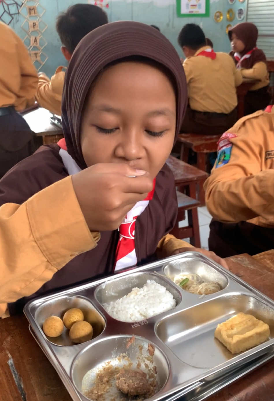 Alhamdulillah hari ini anak anak bisa makan daging gratis ,. Terimakasih Pak Prabowo 🤲😇 #makangratis #makangratisprabowo #pemerintah #prabowo  #makanbergizi #ponorogo 