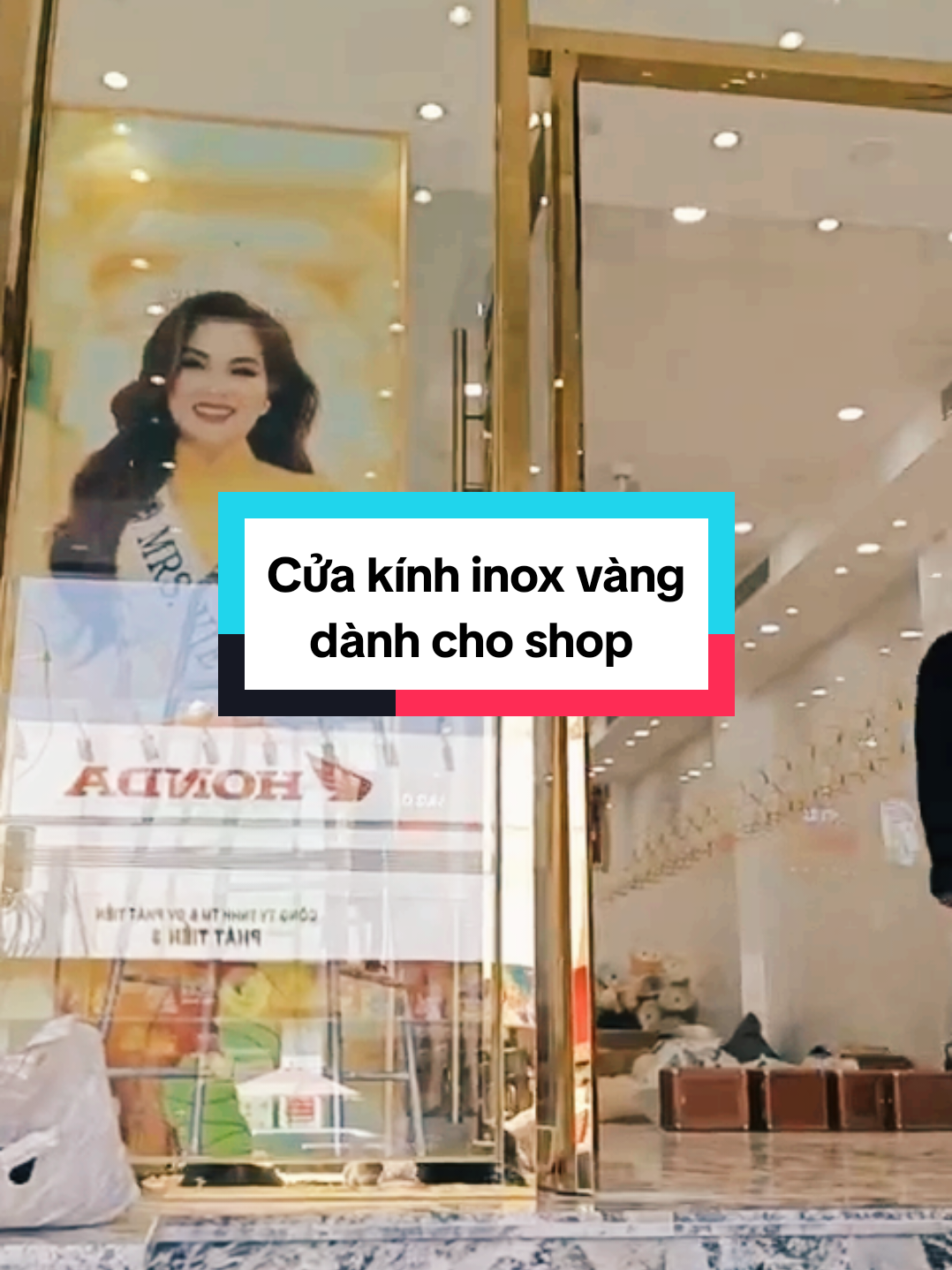 nâng hạng sản phẩm cùng Cửa kính inox vàng shop thời trang #noithat #decor #window #door 