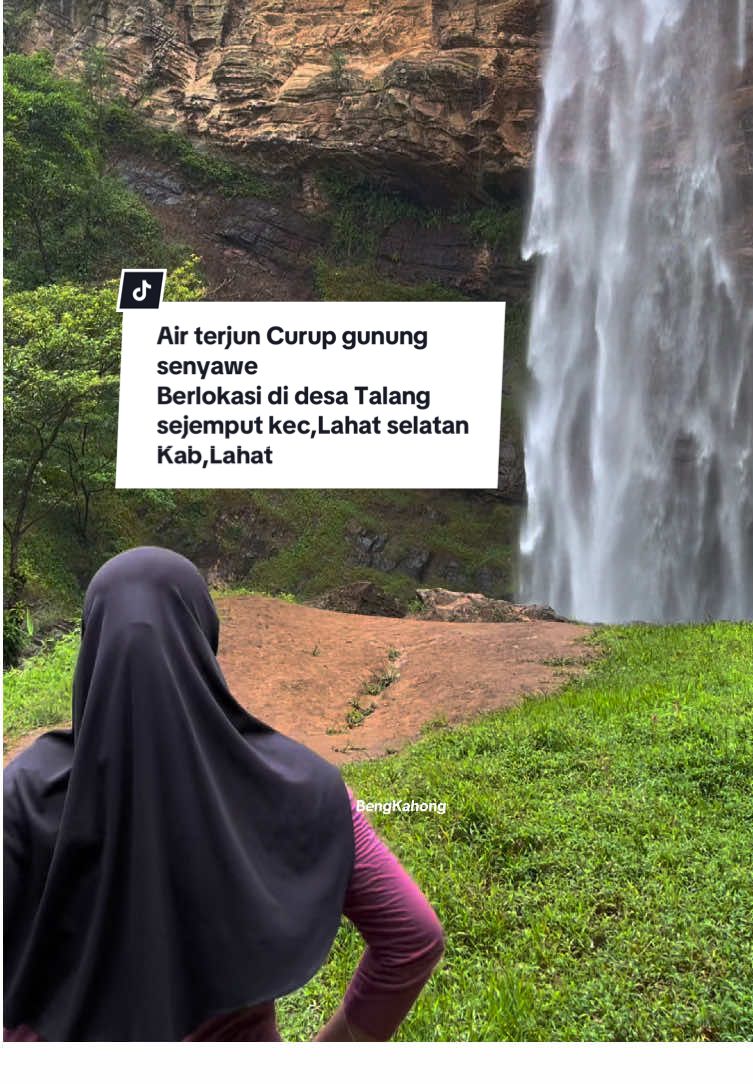 Air terjun dengan ketinggian sekitar 90 meter ini sangat menarik karena air yang jatuh kebawah terlihat halus Air terjun Gunung Nyawe ini sudah lama menarik perhatian wisatawan, baik lokal maupun wisatawan dari luar Kabupaten Lahat. Pada hari Sabtu dan Minggu air terjun ini ramai dikunjungi, khususnya kawula muda. Meski jarak tempuh dari kota Lahat terbilang jauh, namun akses jalan yang saat ini bagus terasa terbayar saat sudah tiba di lokasi ini. Jaraknya sekitar 18 kilometer dari Kota Lahat. Menurutnya, air terjun selalu ramai di akhir pekan dan di saat libur sekolah dan tahun baru. 