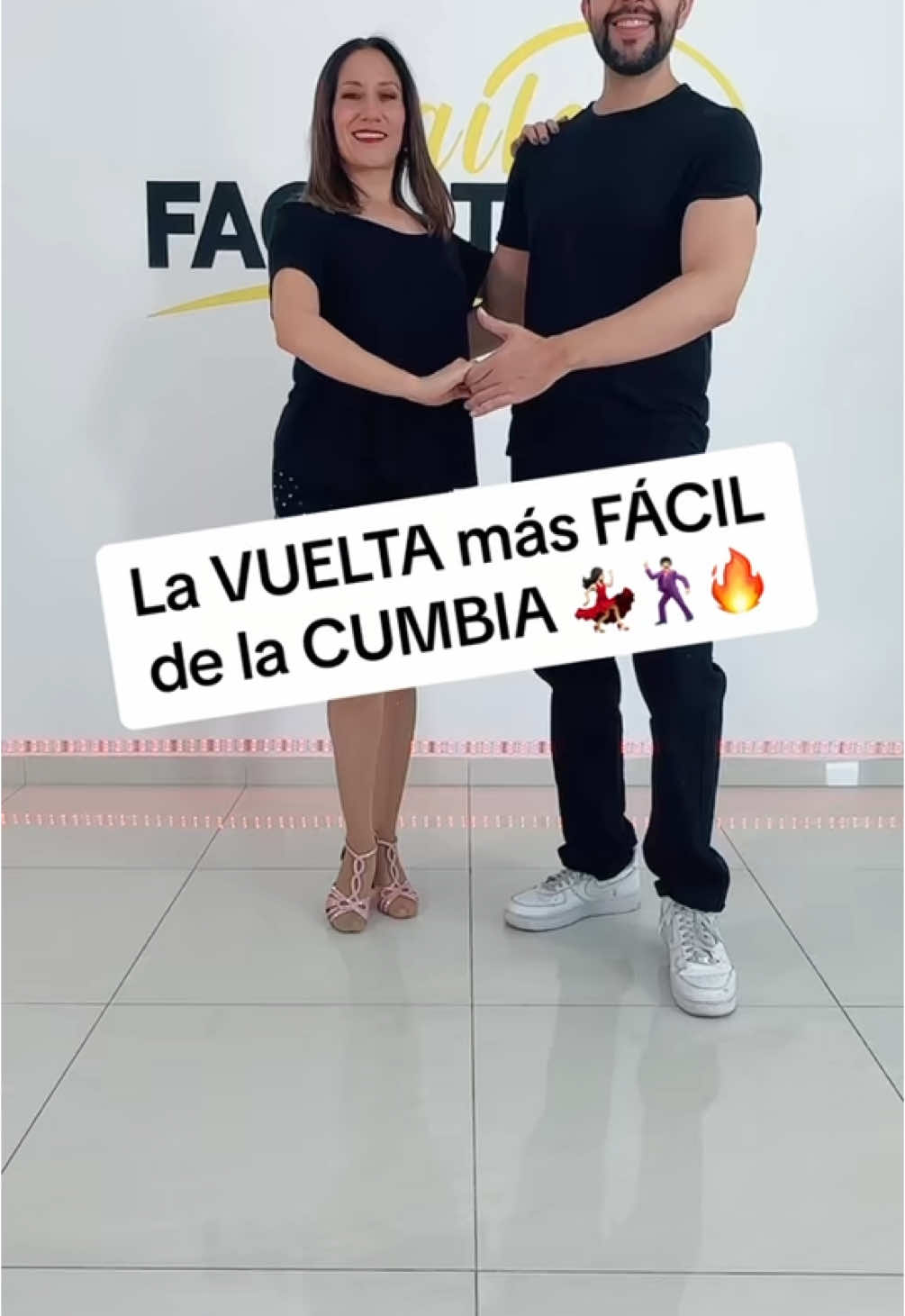 La vuelta más FÁCIL de la CUMBIA 💃🏻🕺🏻🔥 #Cumbia #cumbiasonidera #vueltasdecumbia #pasosprohibidos #pasosdebaile #bailafacilito #fyp #parati 