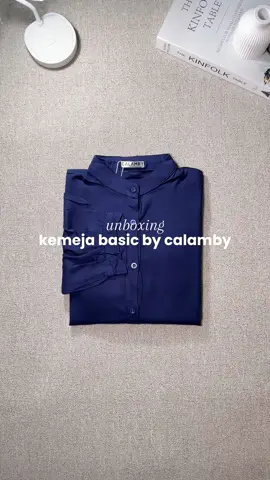 unboxing kemeja amanda oversize by calamby✨🤍 kemeja basic, kemeja kantor🫶🏻 #kemejawanita #kemejacalamby #sampelgratis #fyp 