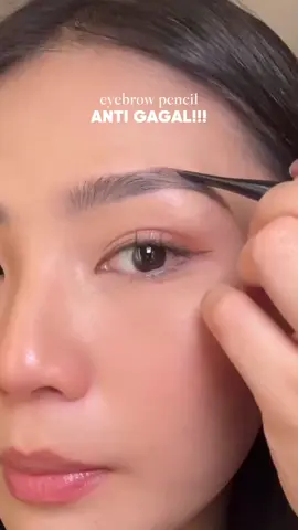 Yang baru belajar dan mau sat set gambar alisnya harus banget cobain yang satu ini deh! #otwoo #eyebrowpencil #otwooeyebrow @otwoo.id  #eyebrowtutorial #eyebrowtips 