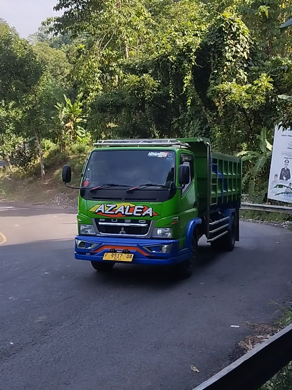 Momen dumptruck AZALEA naik di tanjakan baeud. #tanjakanbaeud #dumptruck #pelabuhanratu #sukabumi #viral #fyp #fypシ #soundviral #xyzbca 