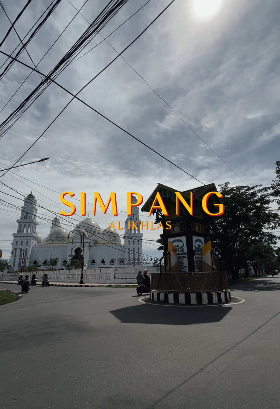 Lalu lalang kendaraan Di simpang Al Ikhlas Saat siang hari yang begitu cerah #Ketapang #ketapanginfo