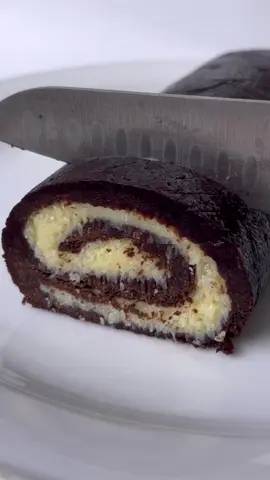 Рулет «Баунти» без выпечки 🍫🥥 Ингредиенты: Начинка: 1. Кокосовая стружка – 100 гр 2. Творог – 200 г 3. Масло сливочное 40 гр Тесто: 1. Шоколадное печенье - 350 гр 2. Кокосовые сливки 70 гр • Сначала сделаем начинку. Смешать кокосовую стружку со сгущёнкой и сливочным маслом. Перелить в сотейник и подогреть. Как только увидите, что масса уже горячая, перелейте назад в тарелку, накроете плёнкой и уберите в холодильник, чтобы она остыла и стабилизировалась. Если времени нет, то можно и не заваривать массу, а просто смешать все ингредиенты. Но я советую нагреть, чтобы кокосовая стружка стала мягче и был однородный крем) • Для коржика в блендере превратить в крошку любое шоколадное печенье. У меня было орео 250 гр и крекеры 100 гр. • Добавить кокосовые сливки, но можно использовать и обычное молоко. • Хорошо перемешать, чтобы получилась однородная, плотная и влажная масса. Как мягкий пластилин. • На пленке ровным слоем в форме прямоугольника разровнять шоколадное тесто руками. • Остывшую начинку положить сверху теста и тоже разровнять. • Скрутить рулет, помогая пленкой и ей же плотно обернуть рулет. • Убрать в холодильник на 2-3 часа, чтобы стабилизировать наш десерт. • Из холодильника он получается довольно плотный, но через 5-10 минут становится мягкий. Советую есть сразу после холодильника. • Его можно замораживать. #Recipe #dessert #cake #cookies #chocolate 