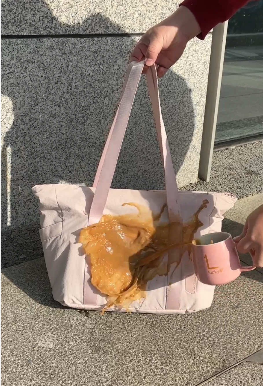 Spilled coffe by a coworker !!🤯 No worries I got this bag💅🏻💅🏻💅🏻#bagsmart #pinkgirl #totebag #tote #workbag #schoolbag #unibag #collegebag 