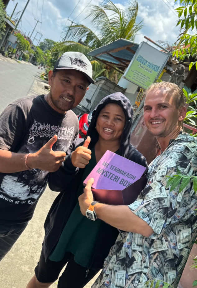 BENSIN SAYA HABIS Dengan pesan ini saya berdiri di jalan dan menunggu seseorang membantu saya! Saya pura-pura kehabisan bensin dan dengan sabar menunggu orang yang bisa bantu saya! 🥺🙏🏼 Tidak lama kemudian, pasangan ini memutuskan untuk membantu saya! Mereka beli bensin untuk saya! Dan apa yang saya lakukan kepada mereka - kalian akan mengetahuinya di video ini! 🤩🙌 #mrterimakasih #mrterimakasihberbagi #mysterybox #amal #mrterimalasihterbaik #bali #nusapenida #fyp #fypage 