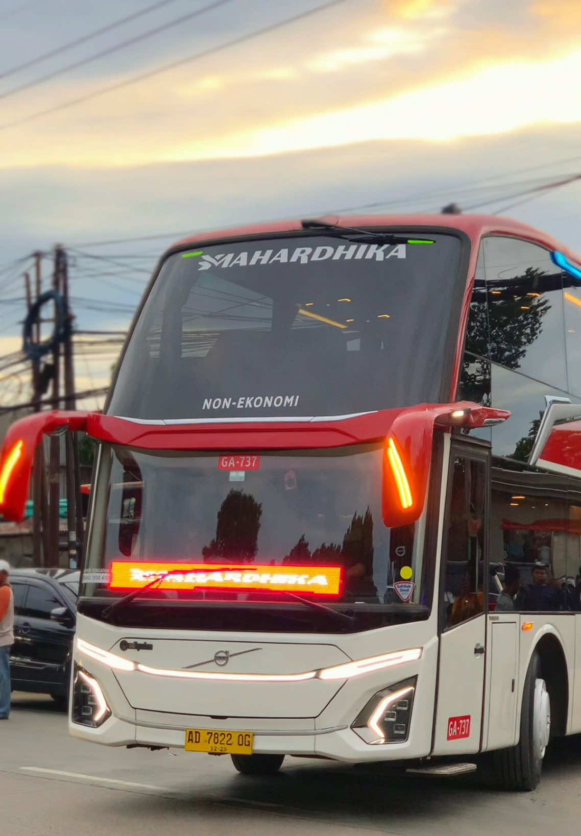 Jalur Wonogiri Ikut Memanas. Masih bau Karoseri pemain Wonogiri PO MAHARDIKA, dengan Julukan “ Boeing 737 “ versi darat. Berbody Jetbus 5 SDD dan menggunakan Chasis Premium Volvo B11R 450HP. #mahardika #doubledeckerbus #busmania #doubledecker #ayonaikbus 