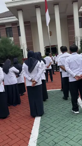 Apel Senin pagi, 13 Januari 2025 Pengadilan Agama Karanganyar, sebagai pembina apel, YM Ketua Pengadilan Agama Karanganyar, mengingatkan tentang Profesionalitas, dan Responsibilitas dalam menjalankan tupoksi kita sehari - hari. Apel yang diikuti oleh seluruh hakim, pejabat struktural, pejabat fungsional, pelaksana dan PPNPN PA Karanganyar serta mahasiswa magang dari UIN Raden Mas Sahid Surakarta tersebut dilkasanakan di halaman depan kantor Pengadilan Agama Karanganyar.  #humasmahkamahagung #ditjenbadilag #ptasemarang #pengadilanagama #pakaranganyar #beranda 