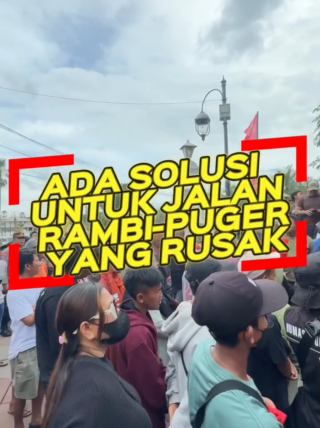 RAPAT KOORDINASI PENYELESAIAN PERMASALAHAN JALAN PROVINSI RAMBIPUJI – PUGER DAN JOMBANG – PUGER Hari ini telah disepakati langkah-langkah strategis untuk penyelesaian permasalahan infrastruktur jalan di Rambipuji – Puger dan Jombang – Puger, yang melibatkan berbagai pihak terkait. Berikut adalah poin-poin penting hasil rapat: ✅ Tidak diperkenankan menutup jalan umum demi kelancaran mobilitas masyarakat. ✅ Dump truk dengan kapasitas maksimal 15 ton tetap diperbolehkan melintas. ✅ Dinas PU Bina Marga Provinsi Jawa Timur akan melakukan perbaikan jalan setiap hari dengan bantuan Tim Reaksi Cepat (TRC). ✅ PT Semen Imasco Asiatic akan memberikan CSR serta mempelajari skema Kerjasama Pemerintah dengan Badan Usaha (KPBU). ✅ Rencana betonisasi ruas jalan Kasiyan – Puger senilai Rp 30 miliar akan segera dilaksanakan. ✅ Dinas PU Bina Marga Provinsi Jatim akan mengusulkan peningkatan kelas jalan sesuai dengan usulan Pemkab Jember. ✅ Stiker khusus untuk angkutan perusahaan lokal akan diterbitkan oleh Dinas Perhubungan Jember. ✅ Penempatan barrier di lima titik strategis untuk mengatur lalu lintas. Semua pihak yang hadir, termasuk pemerintah provinsi, kabupaten, aparat keamanan, perusahaan, dan masyarakat, telah sepakat untuk mendukung implementasi keputusan ini demi terciptanya akses jalan yang lebih baik dan mendukung aktivitas ekonomi masyarakat. Mari kita kawal bersama realisasi program ini untuk Jember yang lebih maju! #pemkabjember #hendysiswanto #jembermaju 