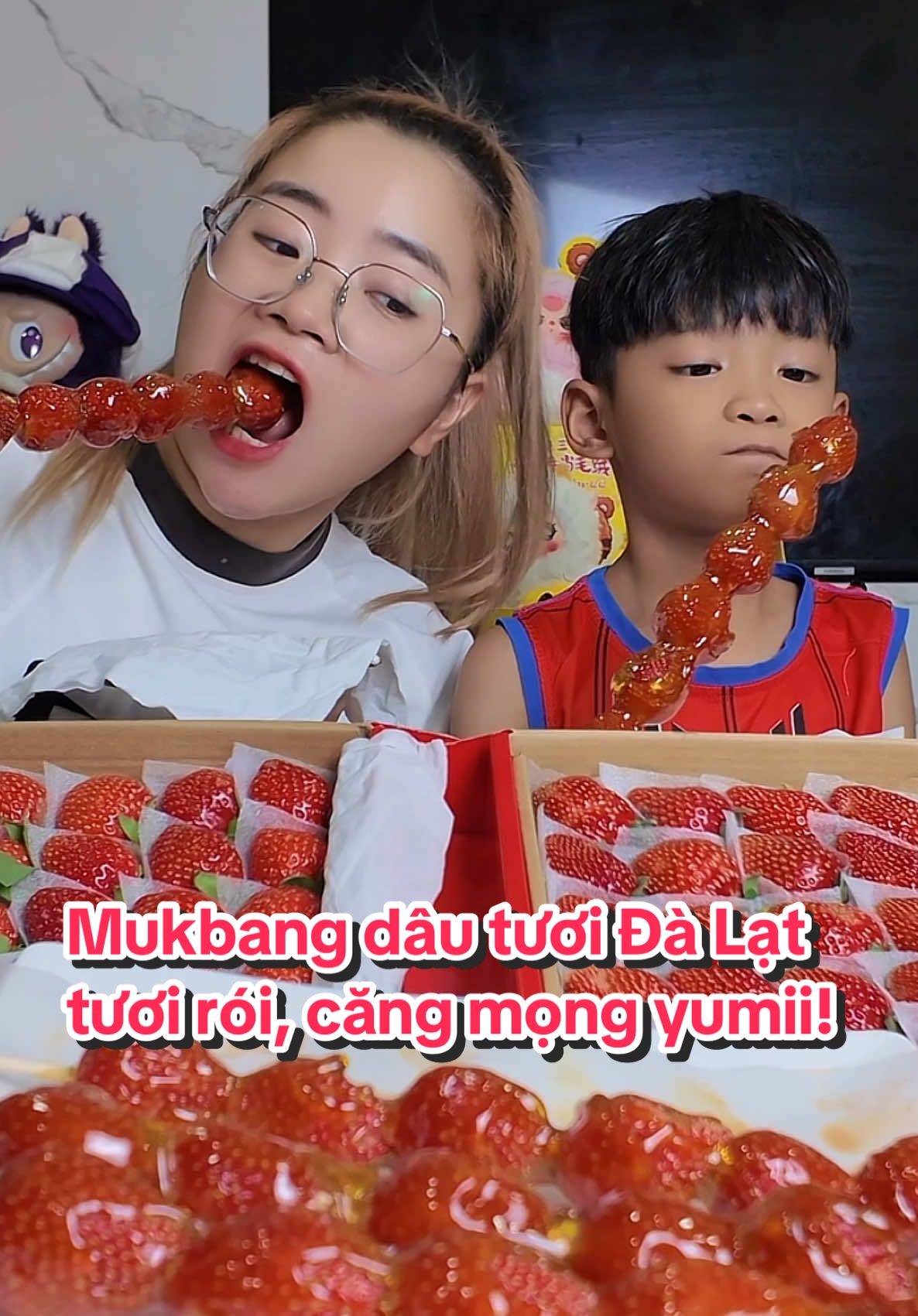 Trả lời @tothiphuongthao mukbang dâu tươi Đà Lạt tươi rói, căng mọng! Ăn dâu ngập miệng là có thiệt nha! #caohoangman #manmanvlogs #cocacaoky #dautaydalat #reviewanngon #ancungtiktok 