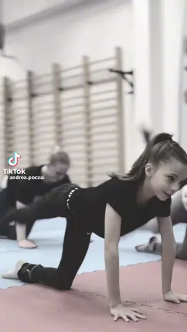 #Girl #teenmodel #Mädchen #Cute #slim #gymnast #leggins #tiny 