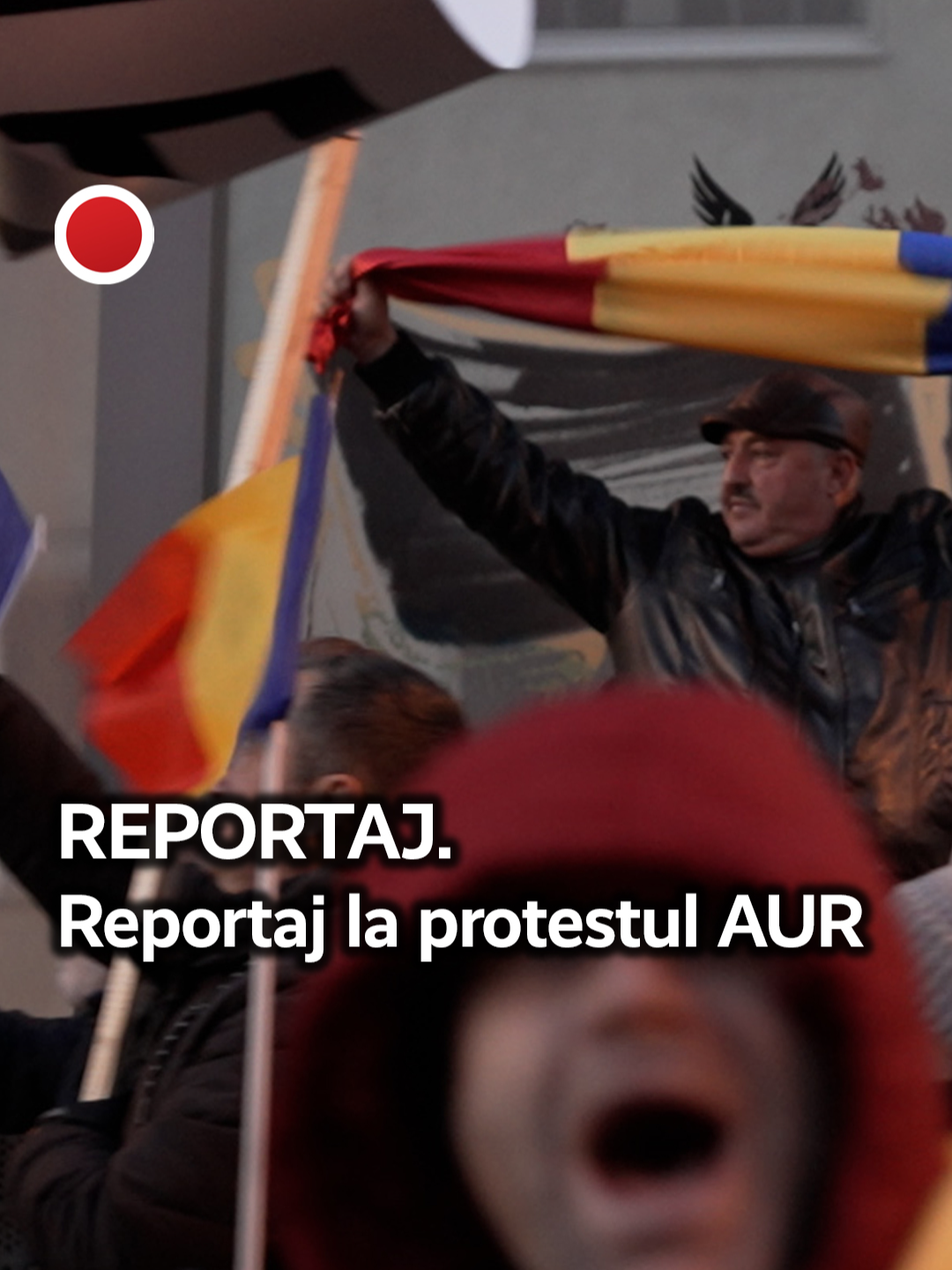 Găsești reportajul complet în linkul din bio. AUR a convocat ieri, în București, un protest față de anularea prezidențialelor de anul trecut și a reușit să trimită cel puțin două semnale imposibil de neglijat: dintre formațiunile parlamentare, ea este cea care are inițiativa și campania pentru prezidențialele cu repetiție e ca și începută. Dincolo de încărcătura asumat și evident politică, nu puțini dintre cei care au mărșăluit ieri cale de vreo 12 kilometri prin centrul Bucureștiului nu erau membri de partid. Poliția capitalei s-a autosesizat după ce doi angajați ai televiziunii B1 au fost nevoiți aseară să se baricadeze în mașină – ei se plâng că au fost agresați de unii dintre protestatari. Organizatorii au intervenit și au îndepărtat persoanele agresive, dar unul dintre jurnaliști afirmă că fusese împins și lovit. Participanții au mai fluierat și jignit și alți jurnaliști, printre care pe cei de la Digi24 sau Antena3. Incidente asemănătoare au fost și vineri, când susținătorii lui Călin Georgescu s-au reunit inițial în apropierea sediului Curții Constituționale. #recorderromania #stiriromania #romania #fyp #recorder #diaspora