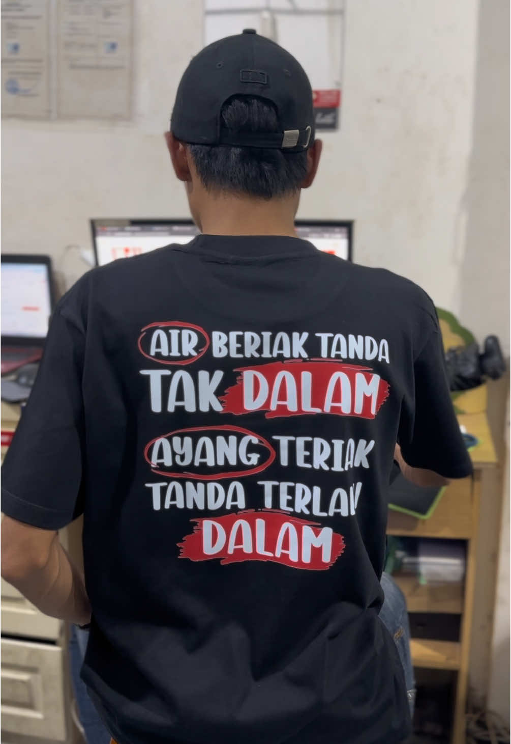 Air beriak tanda tak dalam ayang teriak tanda terlalu dalam #kaoskatakata #kaoskeren #kaoskece #ubcloth #kaosdistro #xyzabc #fypage 