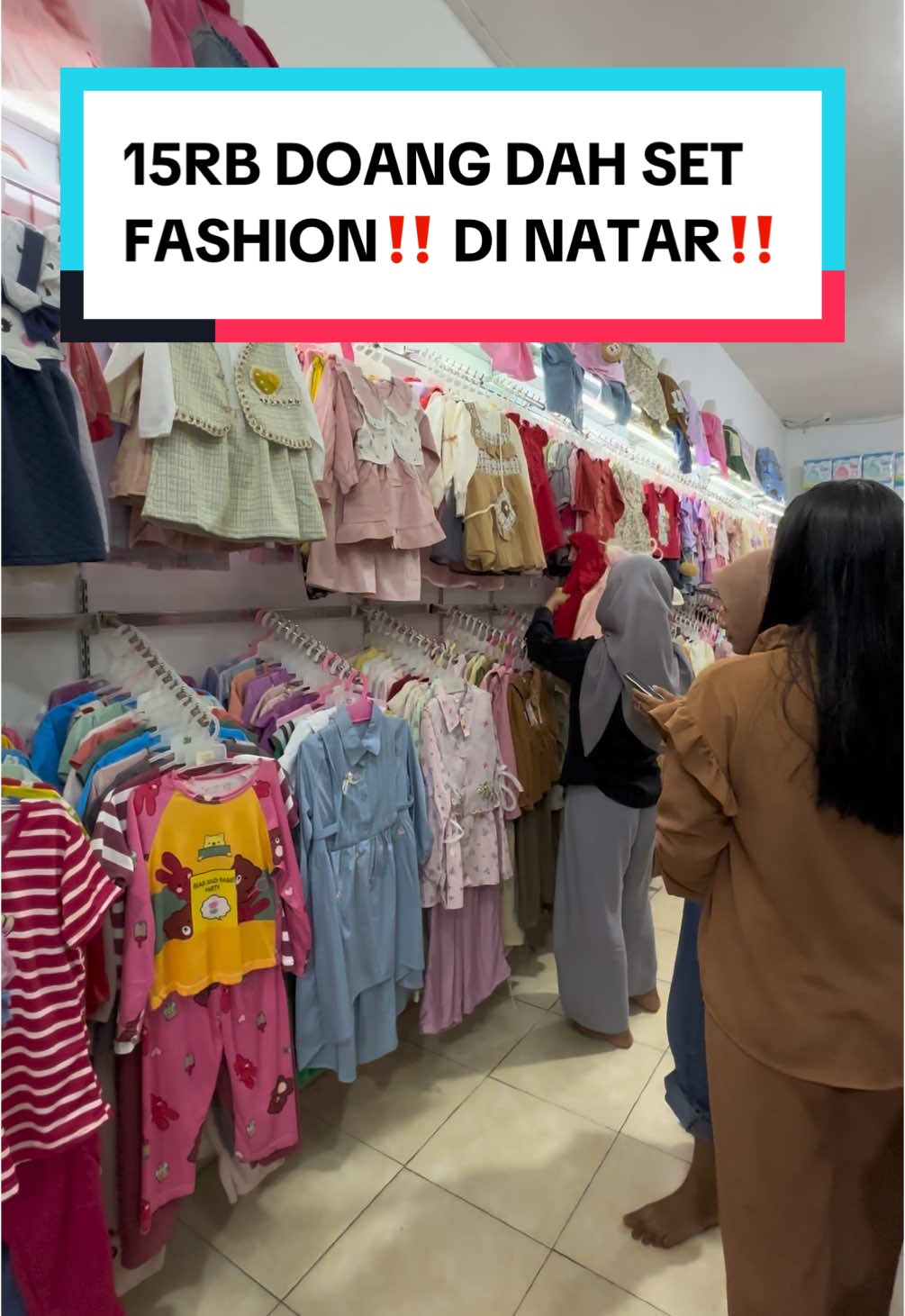 CUMA 15RB😱 TERMURAH SE-NATAR‼️ PUSAT PAKAIAN ANAK‼️ Saluttt gua derr.. beruntung natar punya @farel Kidscollection karena style nya kalcer ga norak! Dan harganya murahh derrr.. mulai dari 15rb aja! Alig! Dan sabi dibungkus kado gitu GRATISSS! Cocok bener buat harian.. kondangan.. bulan puasa dan lebaranan! Gimanaa.. Gassiin gaa..🛵💨 🎯FAREL COLLECTION🎯 (Tanjung Sari 1 Natar, deket puskesmas, G-maps : FAREL COLLECTION) #husennbj #bajumurah #bajuanakmurah #natarbanyakjajan #natarlampungselatan 