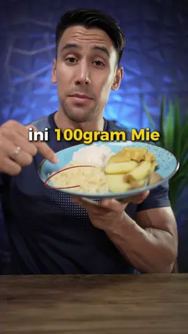 Kebanyakan orang berpikir Diet itu berarti kamu harus mengurangi porsi makanan kamu🙈❌ walaupun dengan ganti sumber makanan kamu bisa makan lebih banyak dengan kalori yg sama‼️ Sebagai contoh kandungan kalori dalam 200gram Ubi dan Kentang similar dengan 100gram nasi atau mie⚠️  Intinya Diet yang sehat bukan berarti kamu harus merasa lapar❌ tapi kalau kamu bisa pilih sumber makanan yg tepat kamu bisa makan porsi yg lebih banyak dan tetap turun berat badan✅ #nasi #kentang #mie #ubi #dietsehat #defisitkalori #turunberatbadan #bakarlemak #tipsdiet #hidupsehat #kesehatan #indonesia #indonesian #fitnessindonesia #makanansehat 
