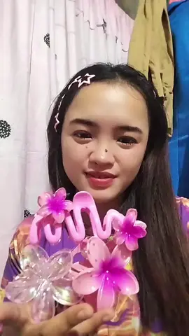 grabe naman itu , 80pesos tas 10pcs na 😍❤️❤️❤️#hairclip #flowerclip #hairclips #affordable #tiktokmademebuyit #fyp 