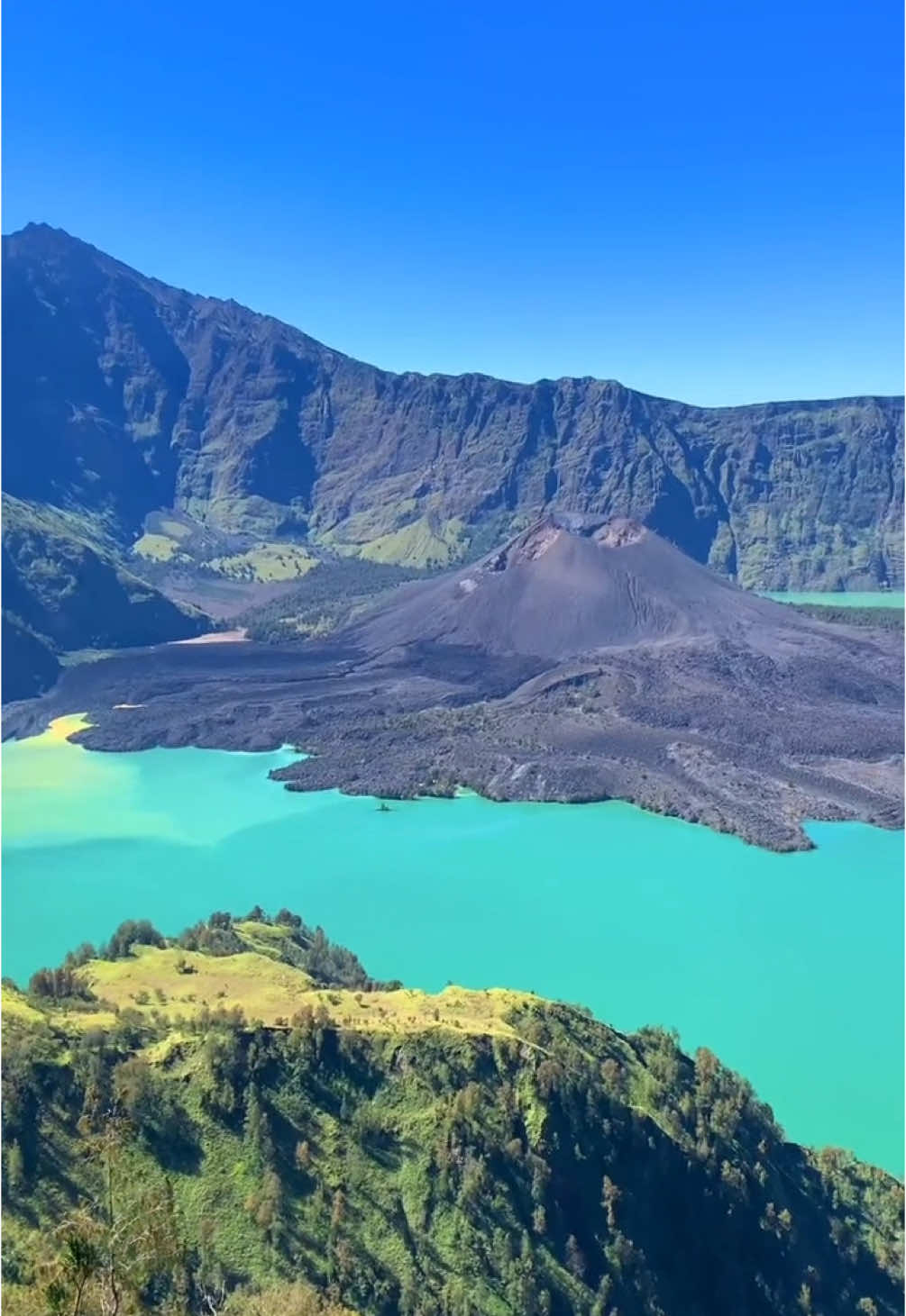 Kalo angin bisa mengulang sebuah masa yang telah usai, aku ingin kembali dan menikmati indahnya Gunung Rinjani ☺️ 📍Gunung Rinjani, Lombok, NTB Cr/IG Byanjs__ #WonderfulIndonesia #DiIndonesiaAja