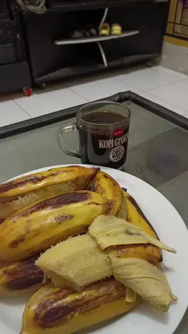nikmati kopi bersama pisang rebus disore hari saat hujan