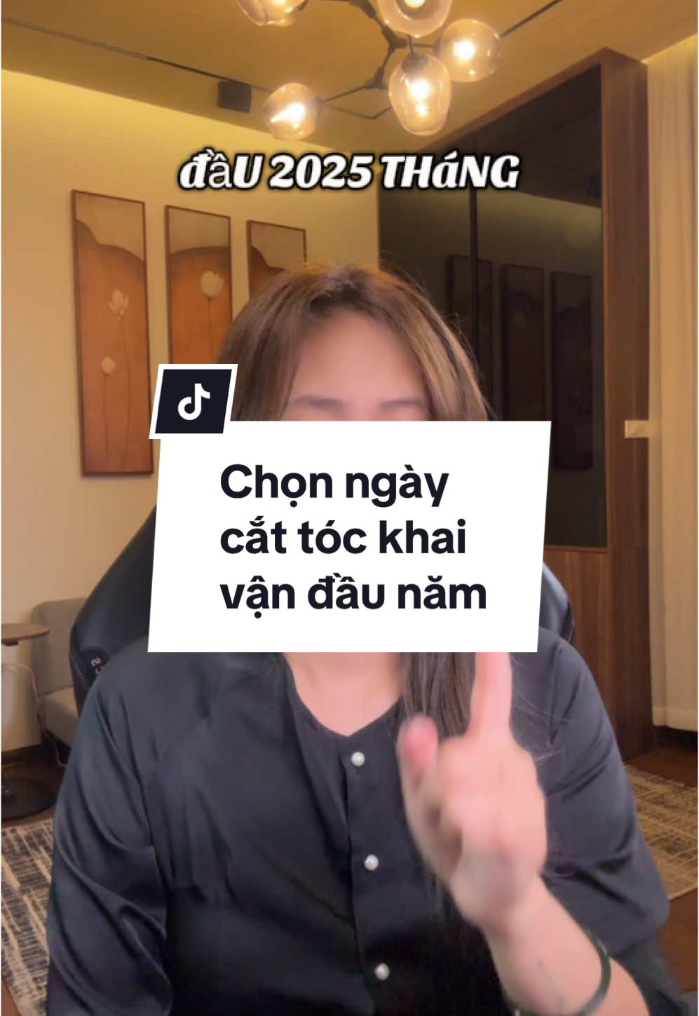 Đầu năm chắc chắn phải chọn ngày cắt tóc thật tốt để đuổi vận xấu. Khai vận tốt rùii #tinhvancac #phongthuy #builinh #phongthuycaivan #cobehanoi 