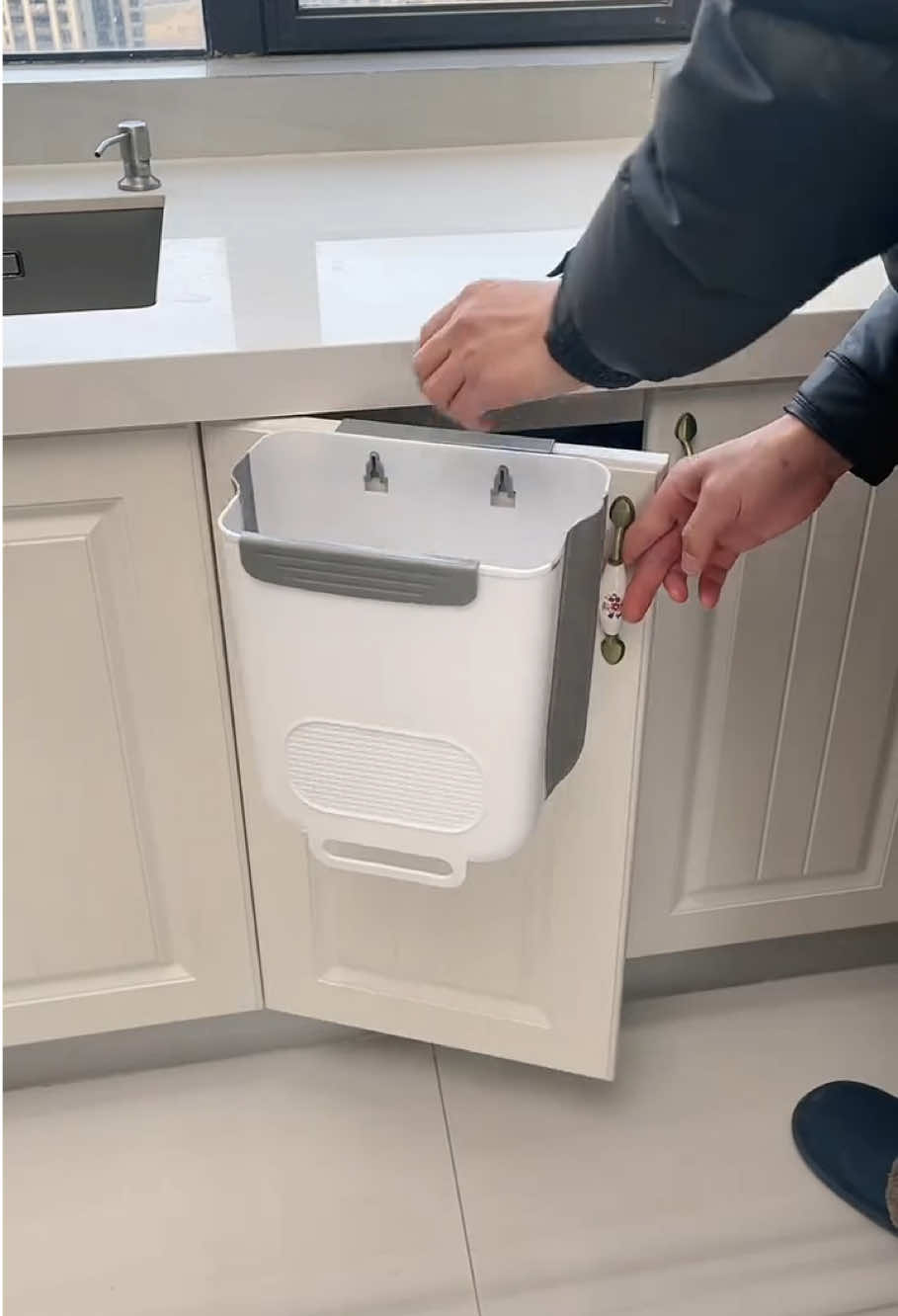 You must install this foldable trash can in the kitchen. It is very convenient for picking vegetables and cleaning up the garbage on the countertop #FoldableTrashCan