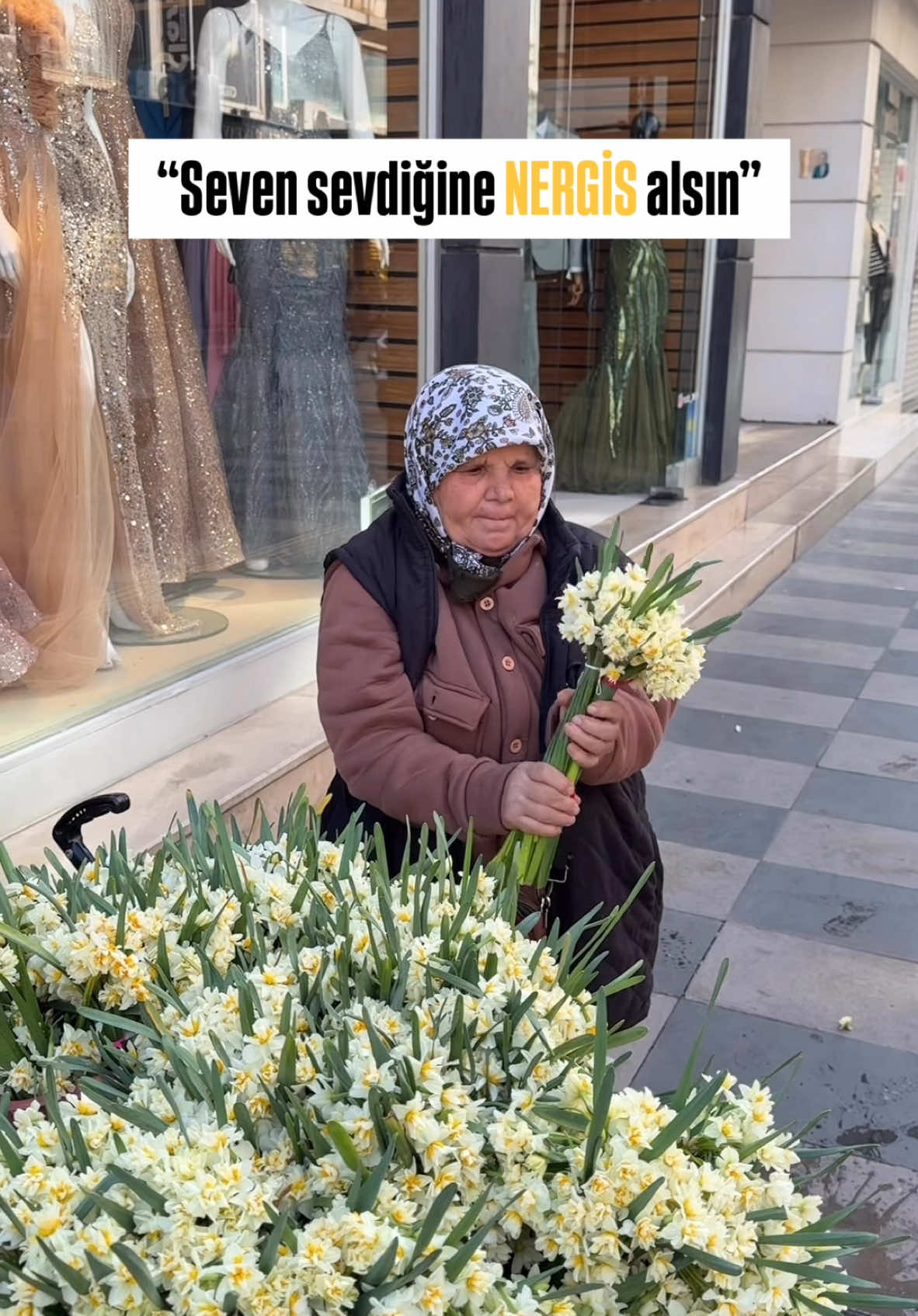 Bugünlerde her köşede bir #nergis tezgahı bulmak mümkün. Birini mutlu etmek aslında çok kolay. Bu fırsatı değerlendirin bence.☺️