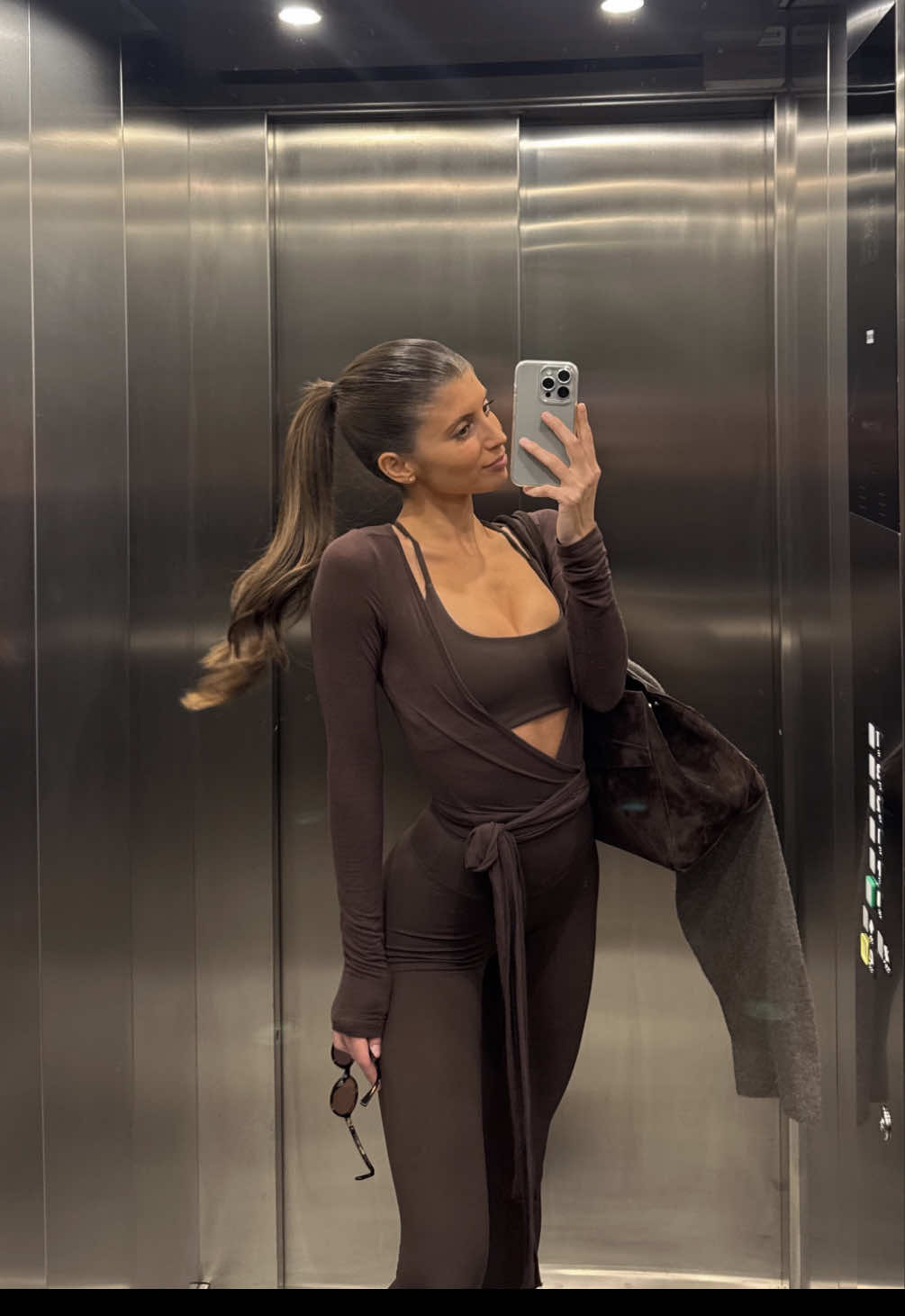 If you live in my building, you likely wait for the elevator many times 😅🤣 @exercere 🤎